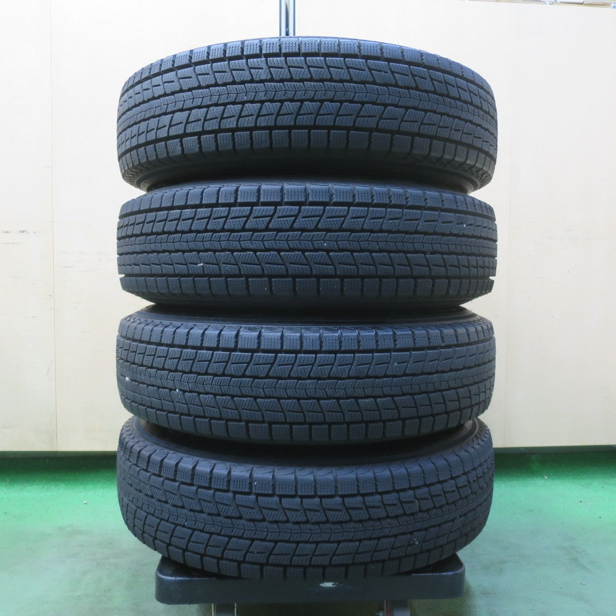 バリ溝!22年!9.5分★URBAN SPORTS 4×4 Engineering 175/80R15 スタッドレス ダンロップ ウインターマックス SJ8 SJ8+ 15インチ PCD114.3/5H★6052503イス