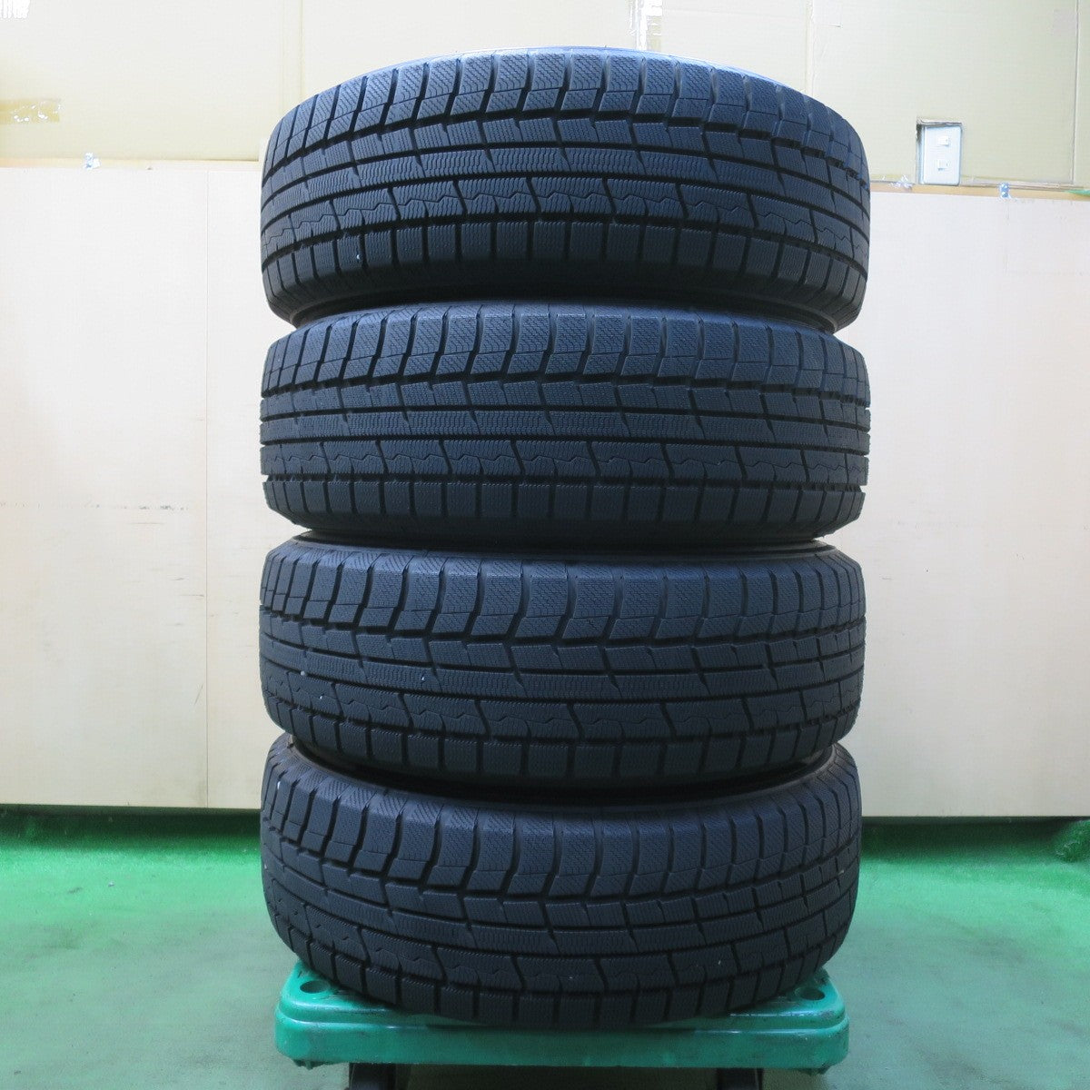 ほぼ未使用!24年!キレイ★スタッドレス 225/65R17 トーヨー ウインター トランパス TX VELVA SPORTZ ヴェルヴァ 17インチ PCD114.3/5H★5103014イス