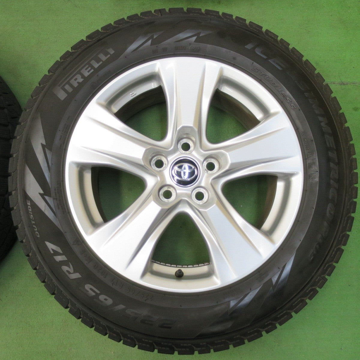 バリ溝!キレイ!8.5分★トヨタ 50系 RAV4 80系 ハリアー 純正 225/65R17 スタッドレス ピレリ アイスアシンメトリコ プラス 17インチ PCD114.3/5H★5031501イス