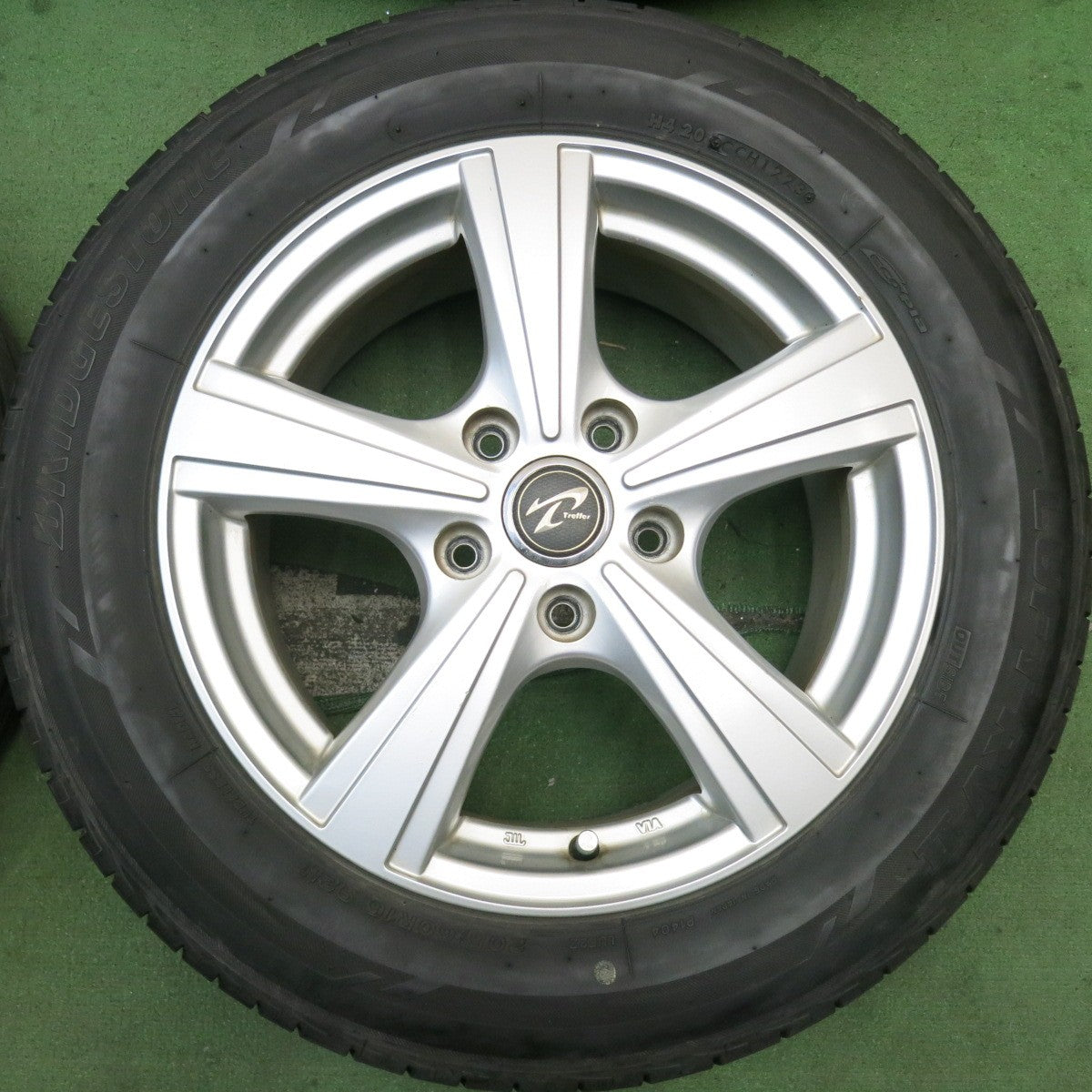 バリ溝!23年!9.5分★205/60R16 ブリヂストン LUFT RV2 Treffer トレファー 16インチ PCD114.3/5H★5092706HAノ