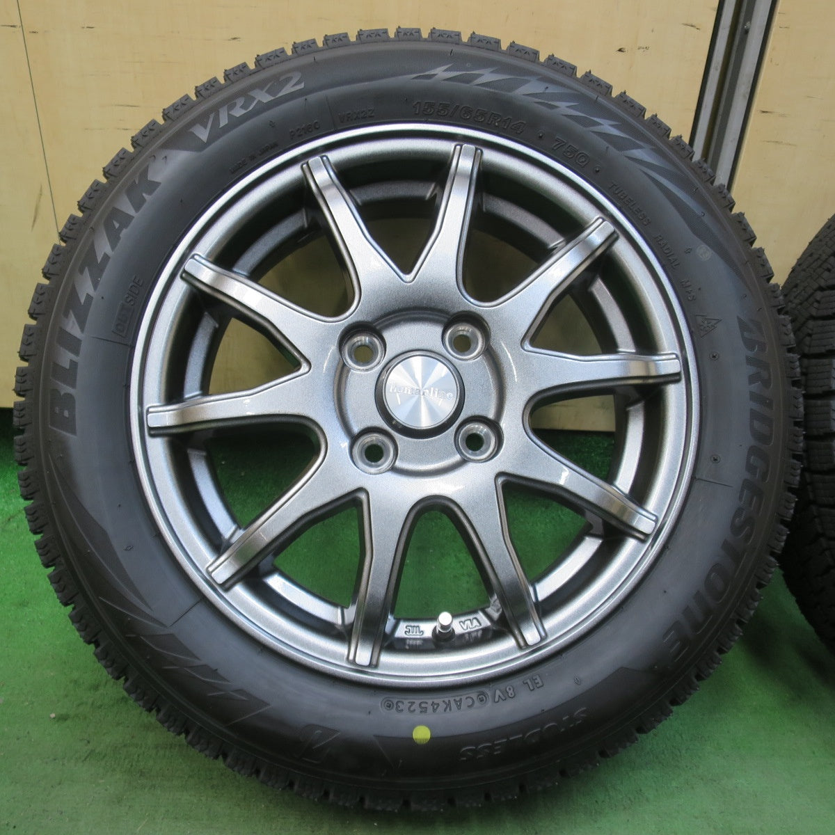 バリ溝!23年!キレイ!ほぼ10分★スタッドレス 155/65R14 ブリヂストン ブリザック VRX2 Humanline S-15 ヒューマンライン 14インチ PCD100/4H★6013111イス