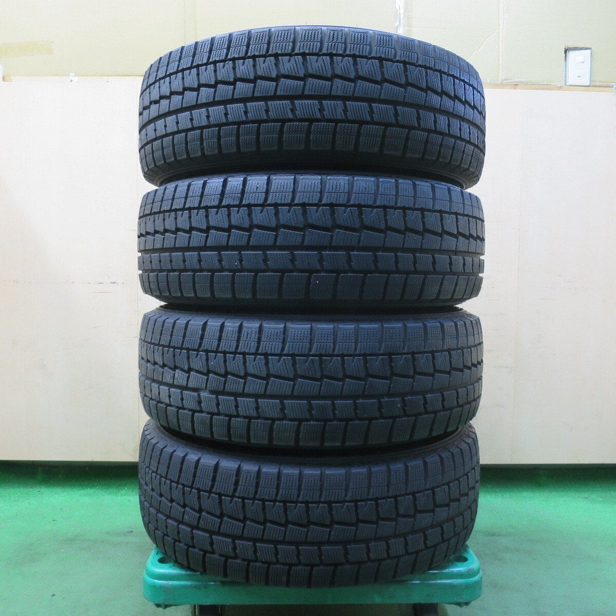 バリ溝!キレイ!ほぼ10分★スタッドレス 215/65R16 ダンロップ ウインターマックス WM01 VTO 社外 アルミ 16インチ PCD114.3/5H★5031704イス