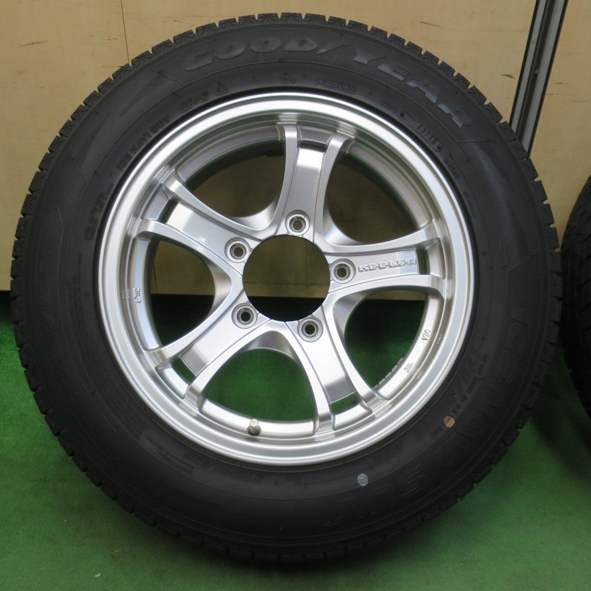 キレイ★ジムニー KEELER 175/80R16 スタッドレス グッドイヤー アイスナビ SUV キーラー 16インチ PCD139.7/5H★5032611イス