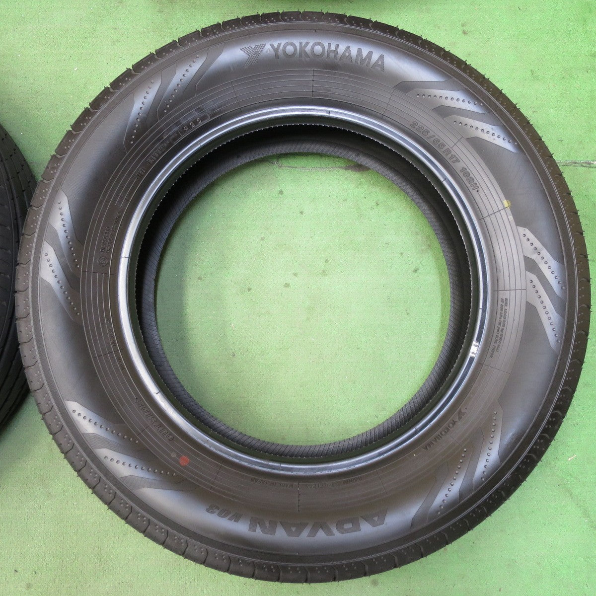新車外し!25年★225/65R17 ヨコハマ アドバン V03 タイヤ 17インチ 40系 アルファード ヴェルファイア レクサス NX ハリアー RAV4 等★5072101イノタ