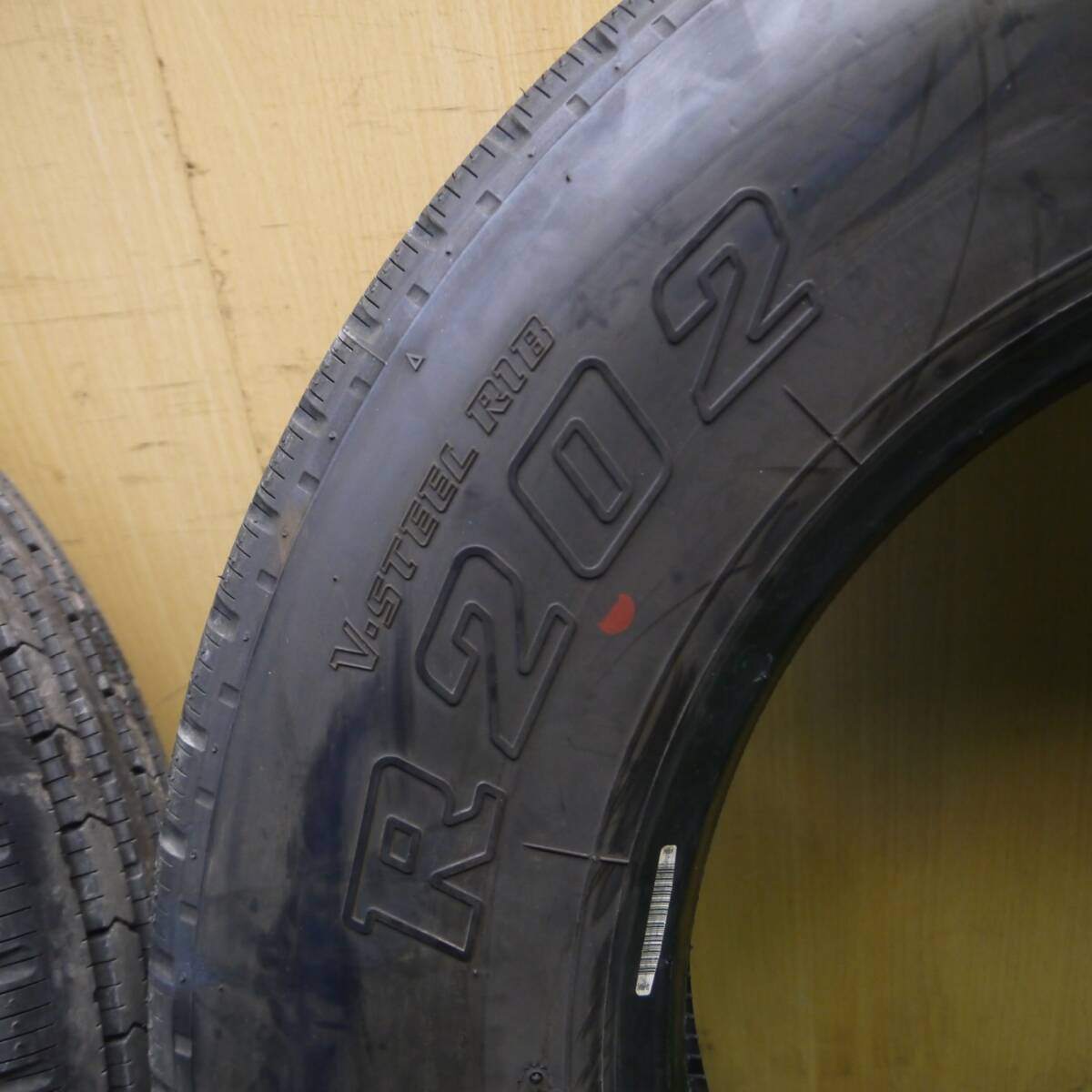 バリ溝!24年!9.5分!2本★トラック タイヤ 205/80R17.5 120/118N ブリヂストン R202 17.5インチ★5013104Hノタ