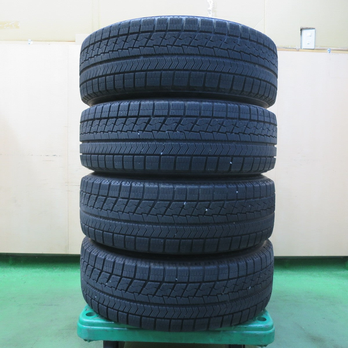 バリ溝!キレイ!9分★スタッドレス 205/65R16 ブリヂストン ブリザック VRX Fang ファング 16インチ PCD114.3/5H★5051511イス