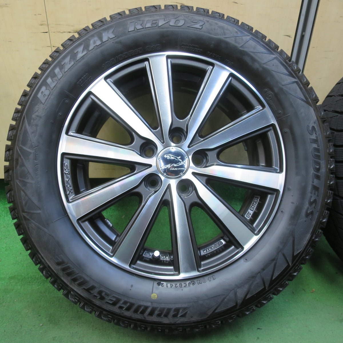 バリ溝!キレイ!ほぼ10分★プリウス 等 195/65R15 スタッドレス ブリヂストン ブリザック REVO2 SMACK ENKEI スマック エンケイ 15インチ PCD100/5H★5062005イス
