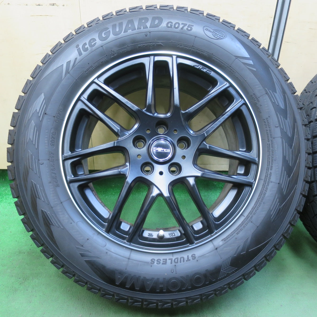 バリ溝!21年!キレイ!9.5分★JEEP ジープ KL チェロキー 等 EURO AFG 245/65R17 スタッドレス ヨコハマ アイスガード G075 17インチ PCD110/5H★5102804イス
