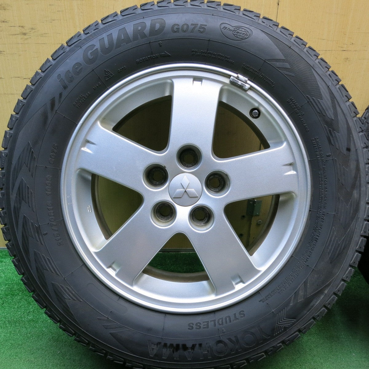 4本価格★三菱 デリカ D:5 純正 215/70R16 スタッドレス ヨコハマ アイスガード G075 D5 16インチ PCD114.3/5H★5061301HAス