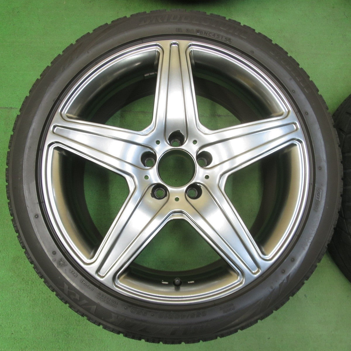 バリ溝!8.5分★ベンツ 等 AGA Burg 255/40R18 スタッドレス ブリヂストン ブリザック VRX2 VRX 18インチ PCD112/5H★5021115イス