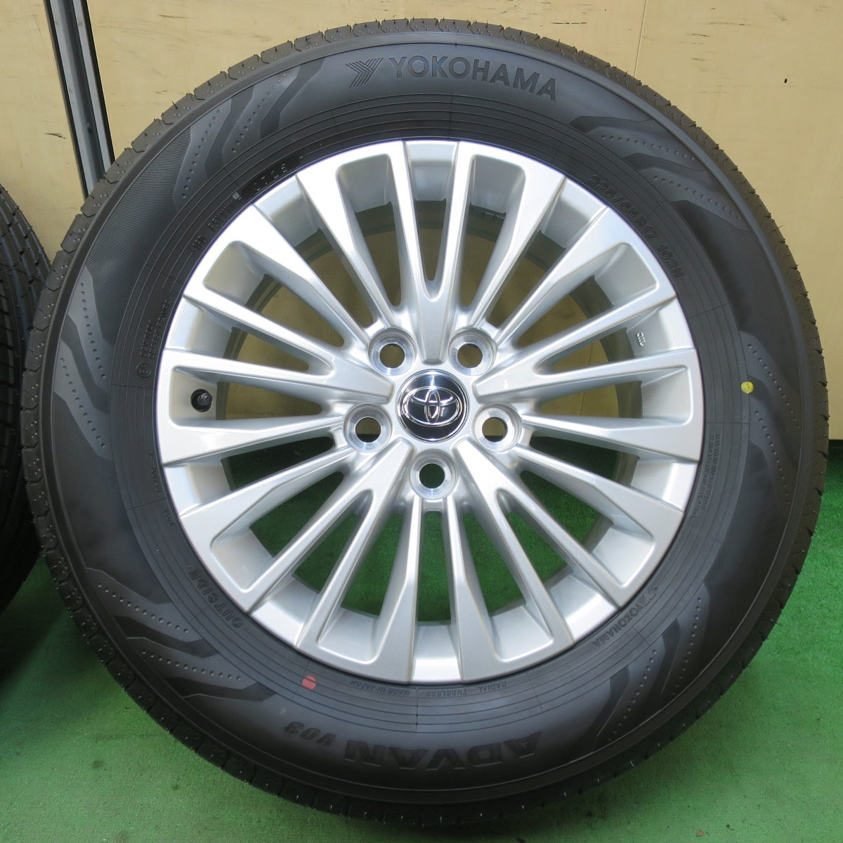 新車外し!25年★トヨタ 40系 アルファード 純正 225/65R17 ヨコハマ アドバン V03 17インチ PCD120/5H★5062402イノ