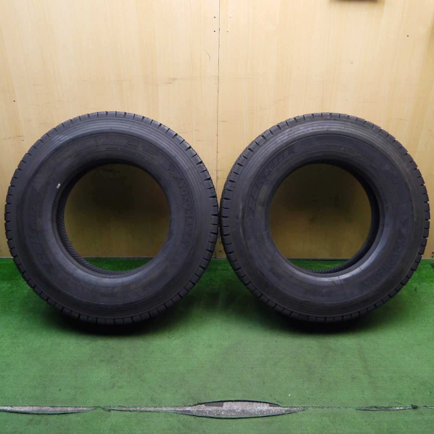 バリ溝!8.5分!2本★トラック バス タイヤ 9R19.5 14PR スタッドレス ヨコハマ ZEN 902ZE 19.5インチ★5062309KKスタ