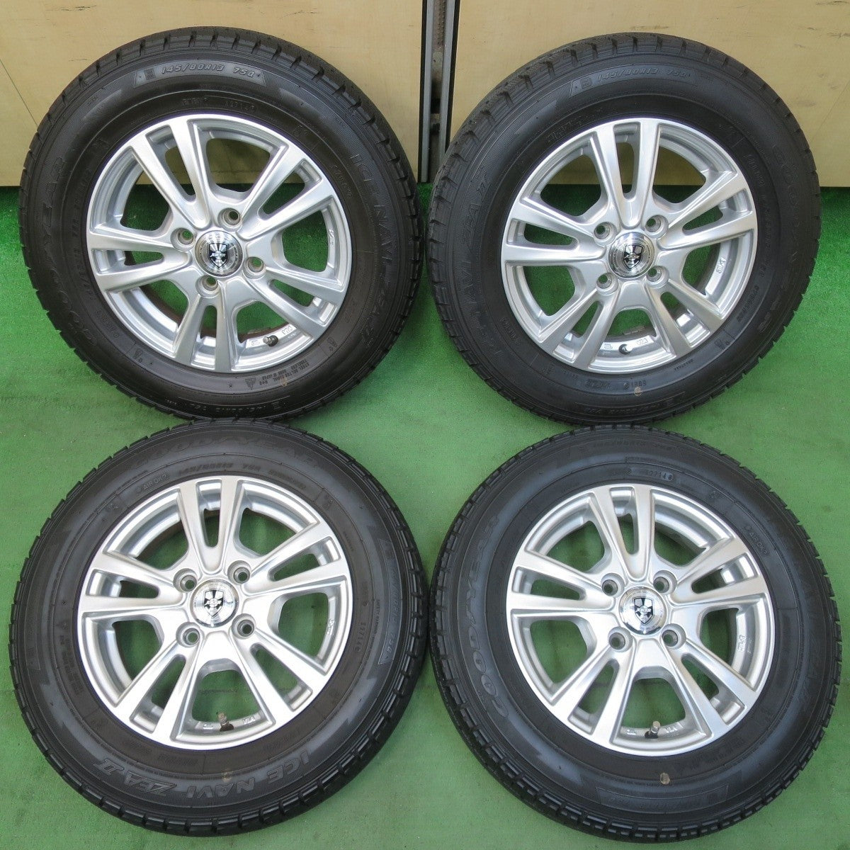 バリ溝!9.5分以上★スタッドレス 145/80R13 グッドイヤー アイスナビ ZEA2 JOKER ジョーカー 13インチ PCD100/4H★5031705イス