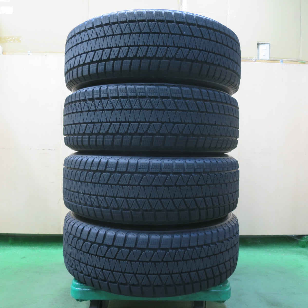 バリ溝!22年!キレイ!9.5分★スタッドレス 235/60R18 ブリヂストン ブリザック DM-V3 Exsteer エクスター 18インチ PCD114.3/5H★5092003イス