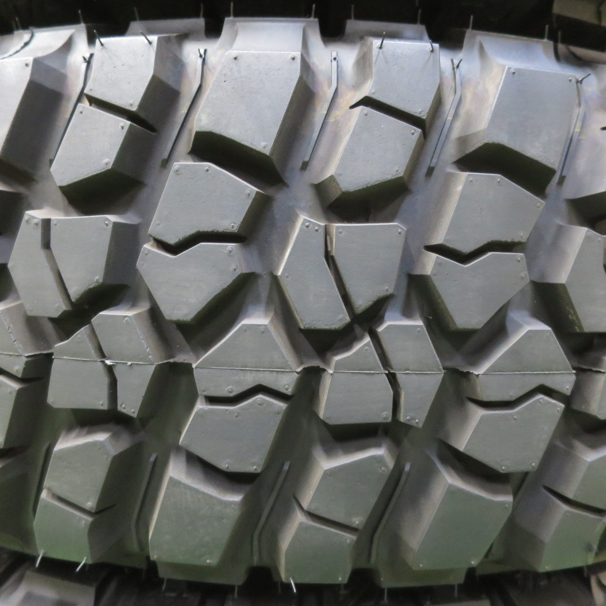 新車外し!23年★255/75R17 111/108Q BFグッドリッチ Mud-Terrain T/A KM2 タイヤ 17インチ ジープ ラングラー 等★5061001イノタ