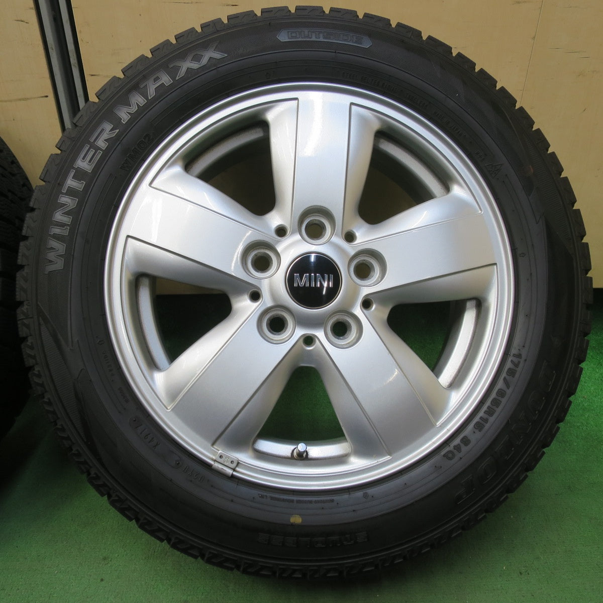 バリ溝!キレイ!9.5分★MINI F55 F56 ミニ クーパー 純正 175/65R15 スタッドレス ダンロップ ウインターマックス WM02 15インチ PCD112/5H★5103114イス