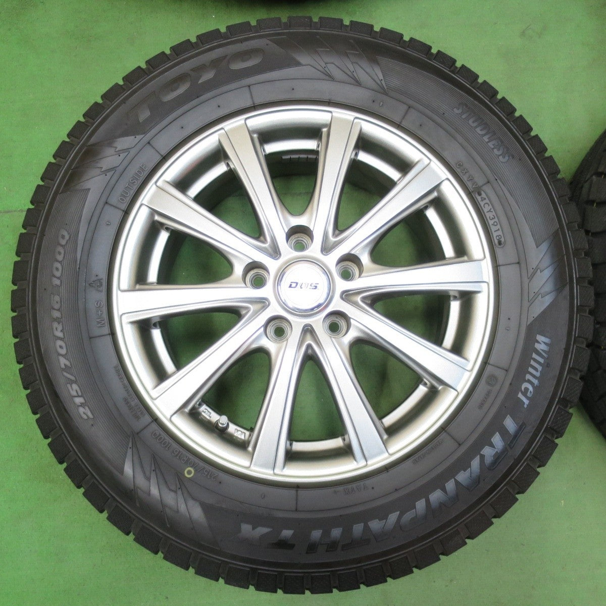 バリ溝!キレイ!9.5分★スタッドレス 215/70R16 トーヨー ウインター トランパス TX D.O.S. DOS 16インチ PCD114.3/5H★5031701イス
