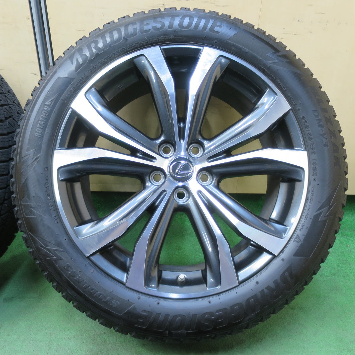 センサー付!キレイ!21年★レクサス RX バージョンL 純正 235/55R20 スタッドレス ブリヂストン ブリザック DM-V3 20インチ PCD114.3/5H★5042607イス