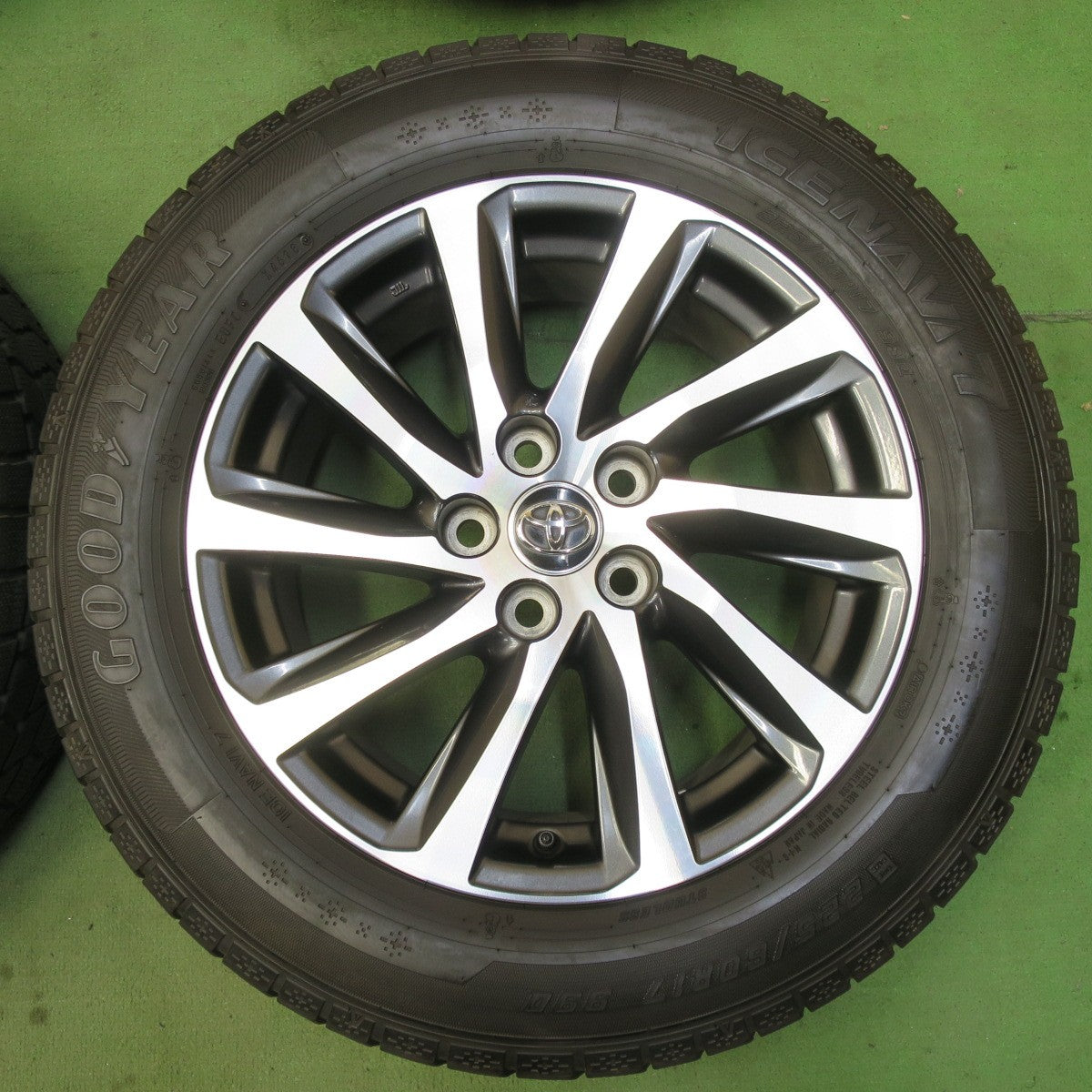 キレイ★トヨタ 30系 アルファード ヴェルファイア 純正 225/60R17 スタッドレス グッドイヤー アイスナビ7 17インチ PCD114.3/5H★5082306イス