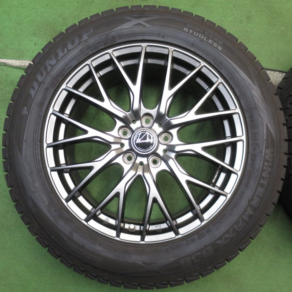 バリ溝!22年!キレイ!9.5分★スタッドレス 235/60R18 ダンロップ ウインターマックス SJ8 SJ8+ Exceeder エクシーダー 18インチ PCD114.3/5H★5081803NJス