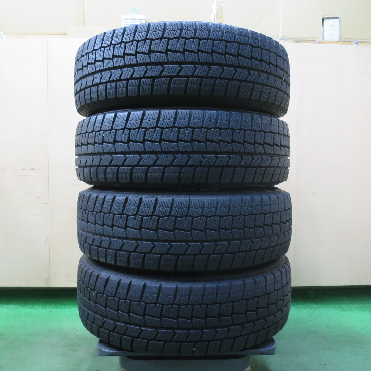 バリ溝!キレイ!9.5分★スタッドレス 195/65R16 ダンロップ ウインターマックス WM02 DUFACT デュファクト 16インチ PCD100/4H★5102007イス