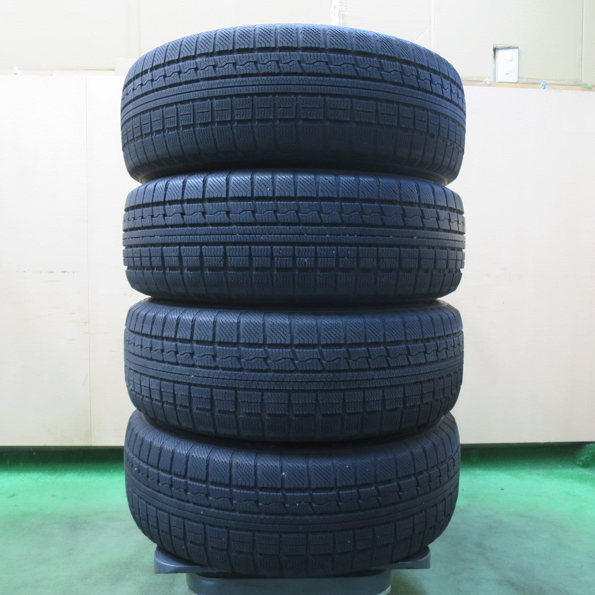 バリ溝!キレイ!8.5分★スタッドレス 205/60R16 トーヨー ウインター トランパス MK4α LAMBDA LA STRADA ラムダ 16インチ PCD114.3/5H★5120606イス