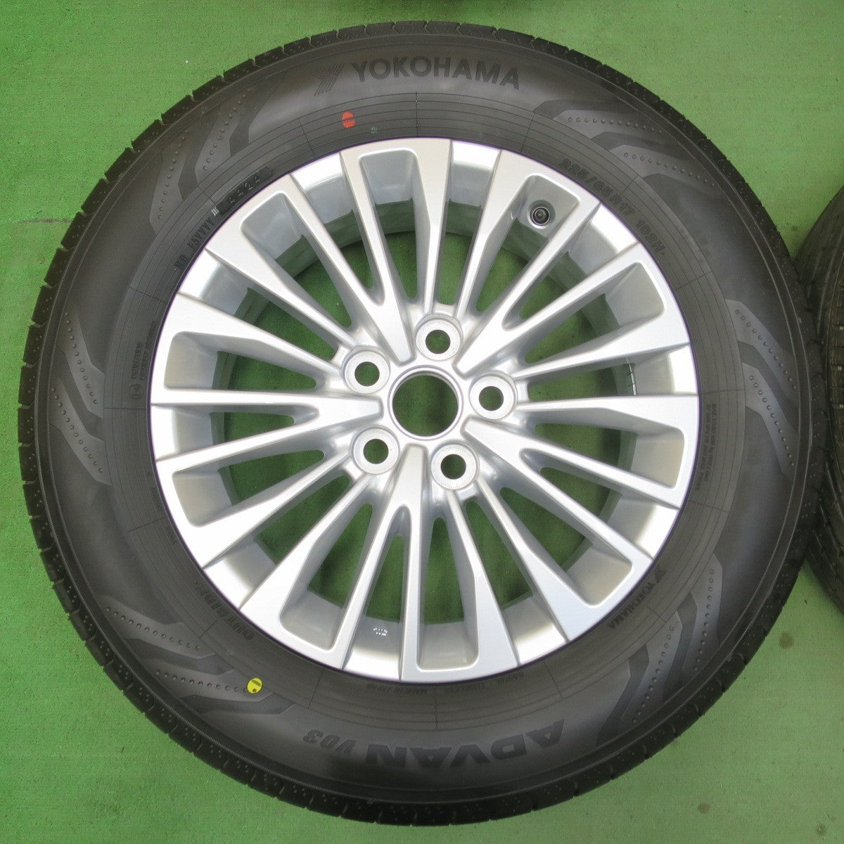 新車外し!24年★トヨタ 40系 アルファード ヴェルファイア 純正 225/65R17 ヨコハマ アドバン V03 17インチ PCD120/5H★5040901イノ