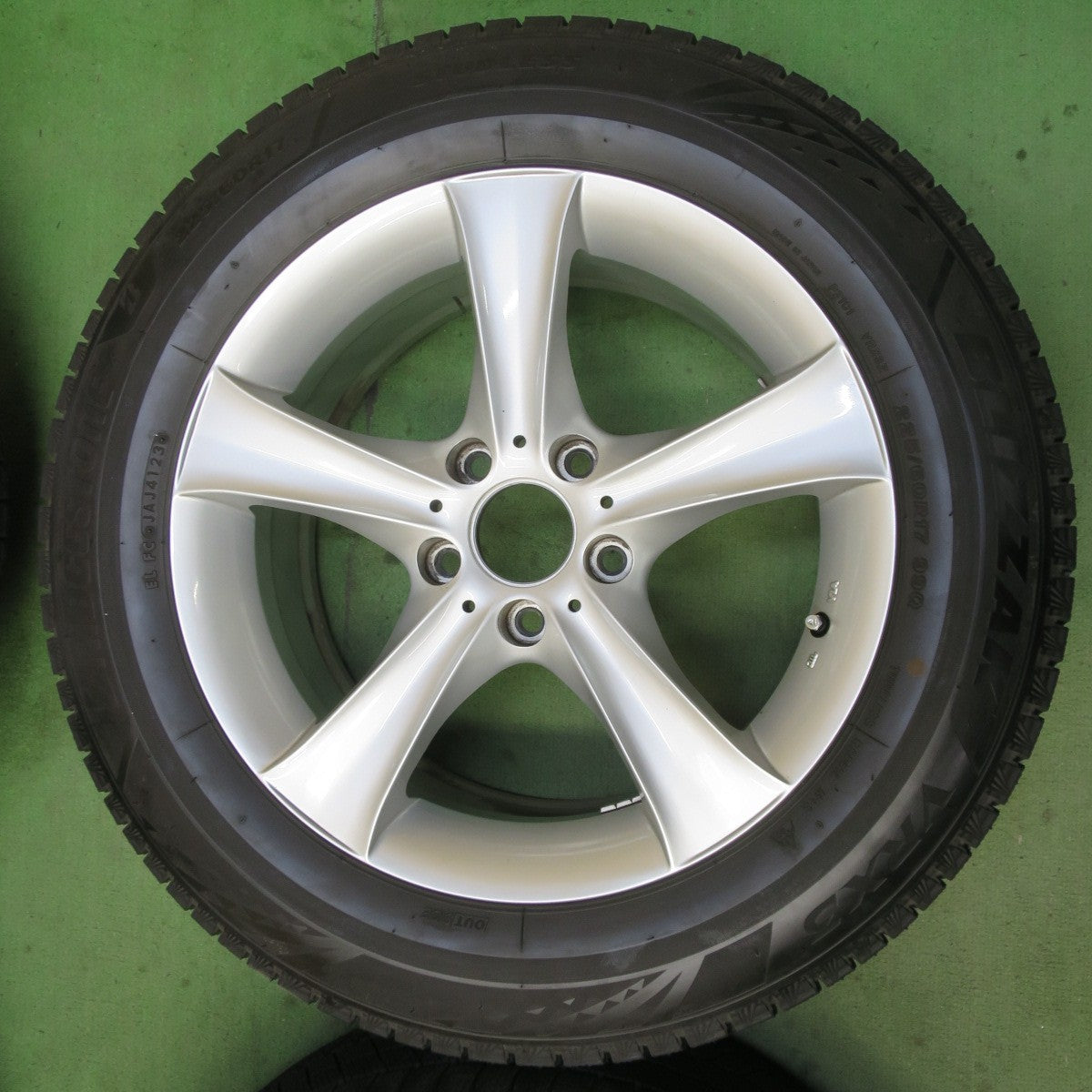 バリ溝!23年!キレイ!9.5分以上★BMW 等 AGA Bayern 225/60R17 スタッドレス ブリヂストン ブリザック VRX3 バイエルン 17インチ PCD120/5H★5092201イス