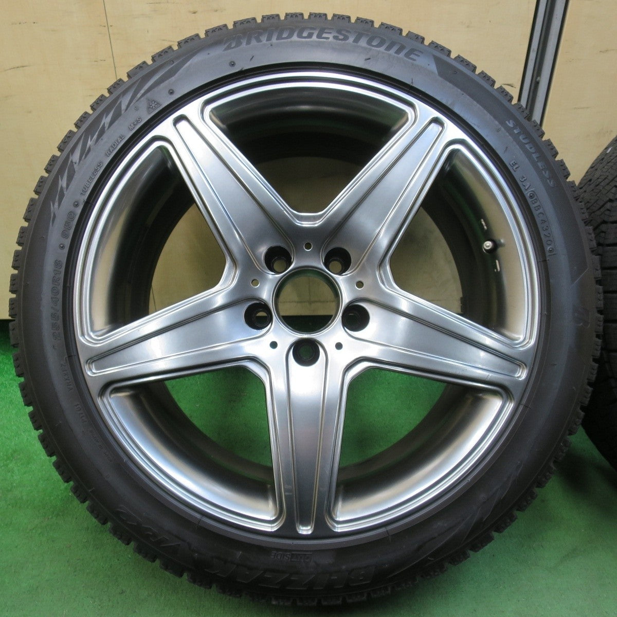 バリ溝!8.5分★ベンツ 等 AGA Burg 255/40R18 スタッドレス ブリヂストン ブリザック VRX2 VRX 18インチ PCD112/5H★5021115イス