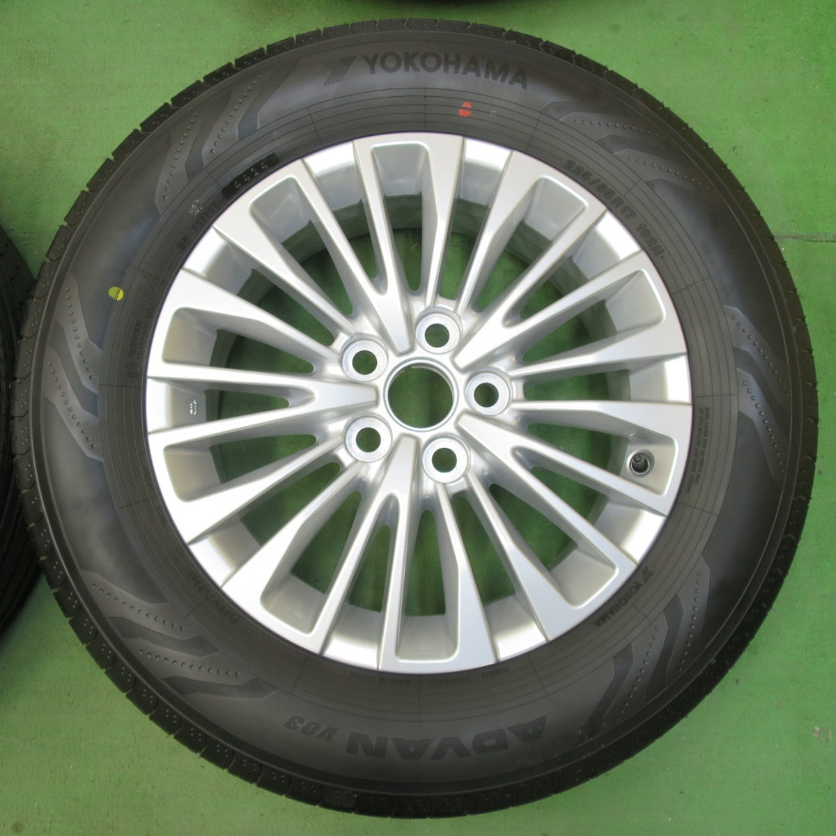 新車外し!24年★トヨタ 40系 アルファード ヴェルファイア 純正 225/65R17 ヨコハマ アドバン V03 17インチ PCD120/5H★5040901イノ