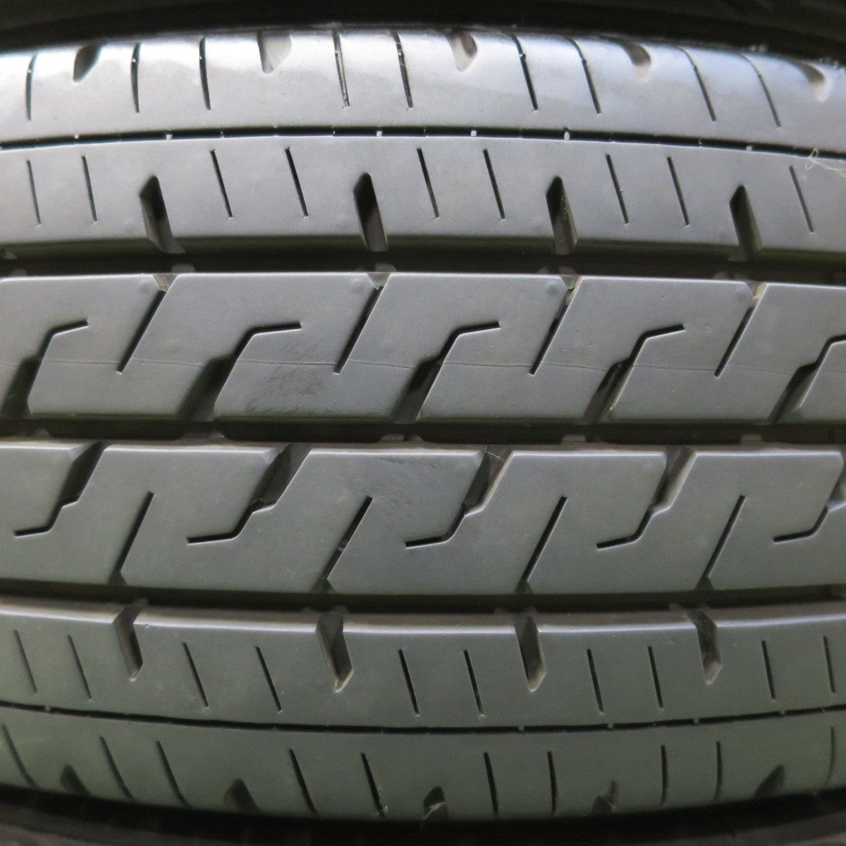 バリ溝!22年!9.5分以上★195/80R15 107/105N ブリヂストン エコピア R710 タイヤ 15インチ ハイエース キャラバン 等★5102505イノタ
