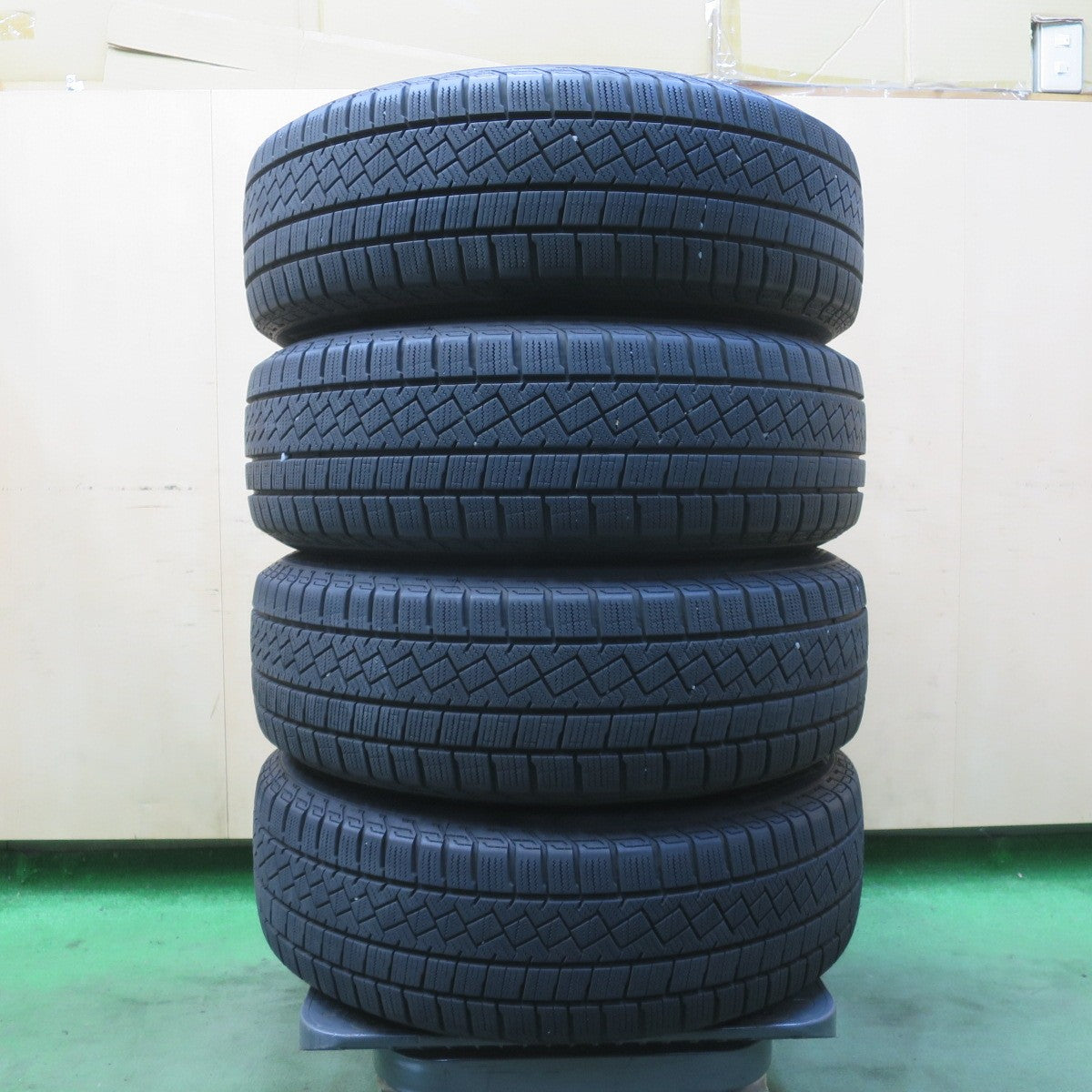 キレイ!22年★シエンタ 等 185/65R15 スタッドレス ピレリ アイスゼロ アシンメトリコ X BLOOD DIESEL クロス ブラッド ディーゼル 15インチ PCD100/5H★6042902イス