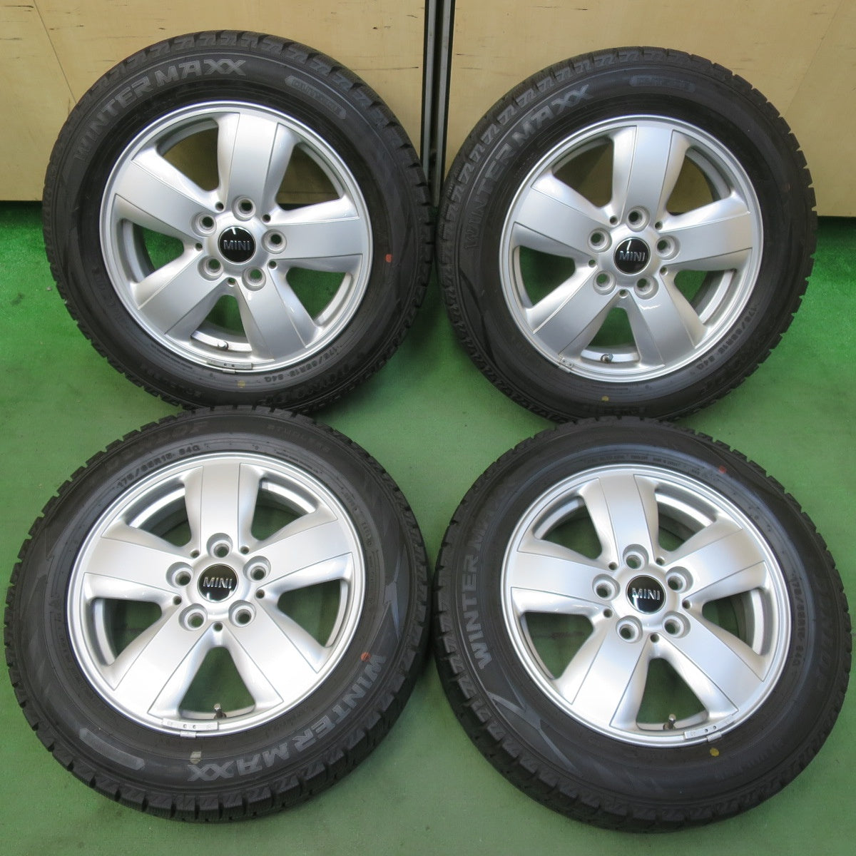 バリ溝!キレイ!9.5分★MINI F55 F56 ミニ クーパー 純正 175/65R15 スタッドレス ダンロップ ウインターマックス WM02 15インチ PCD112/5H★5103114イス