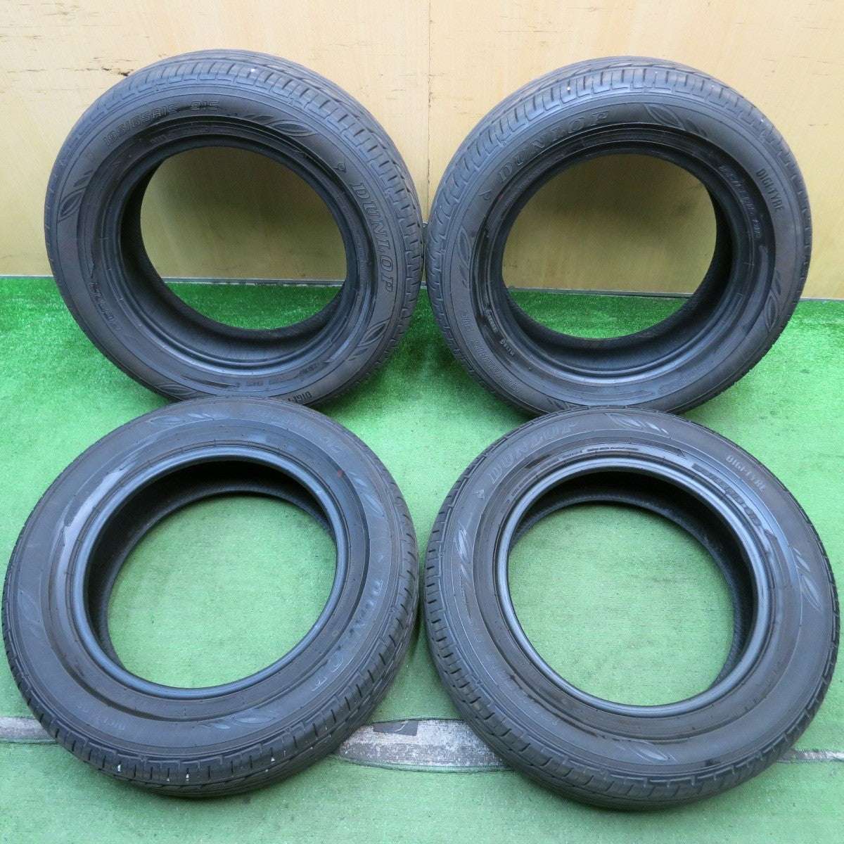 バリ溝!23年!9.5分★195/65R15 ダンロップ EC202 タイヤ 15インチ プリウス ヴォクシー ノア セレナ 等★5071704HAノタ