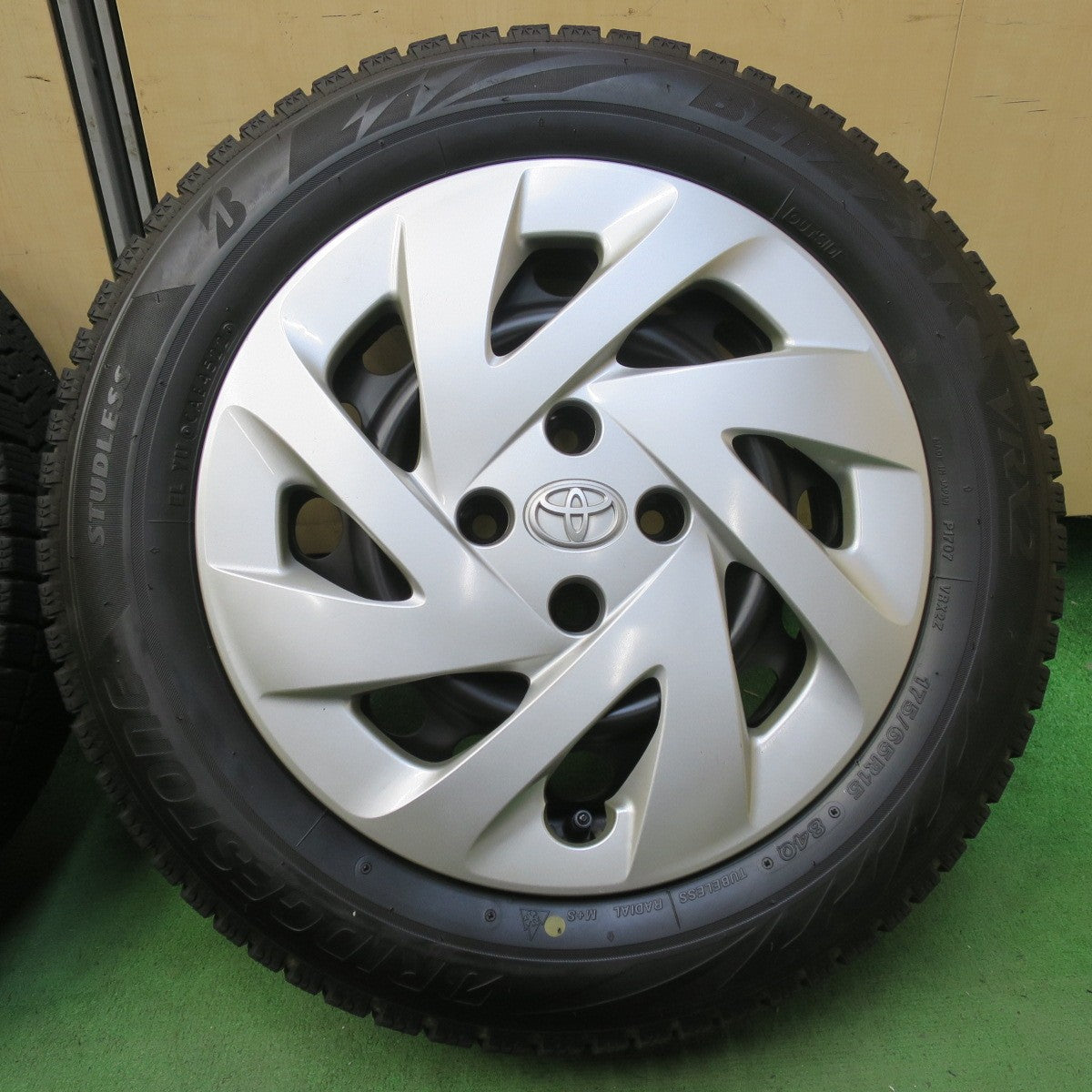 4本価格!22年★トヨタ アクア 純正 スチール 175/65R15 スタッドレス ブリヂストン ブリザック VRX2 15インチ PCD100/4H★5092002イス
