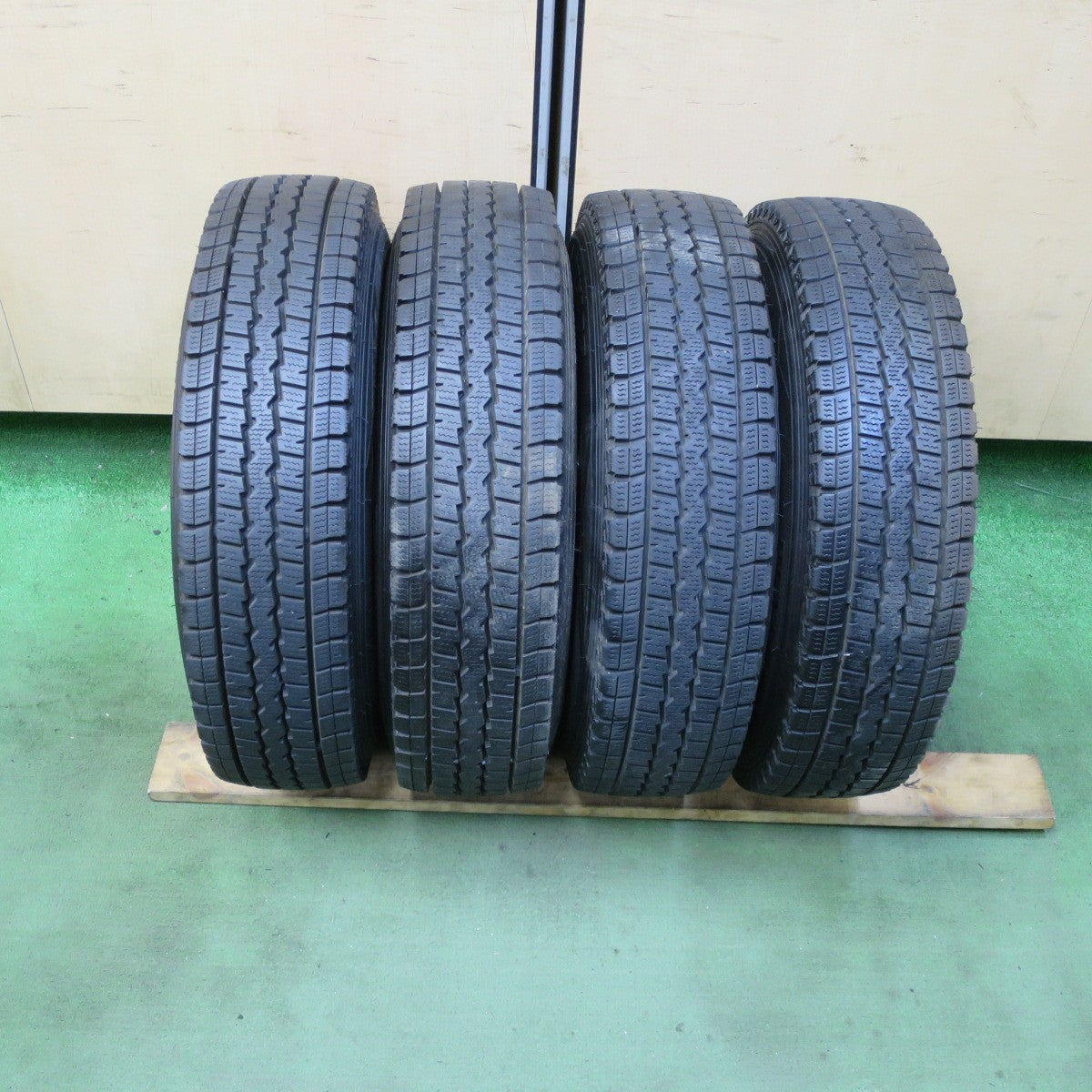 バリ溝!キレイ!9.5分以上★スタッドレス 155R13 6PR ダンロップ ウインターマックス SV01 T.R.G. TRG 13インチ PCD100/4H★5080101TTス