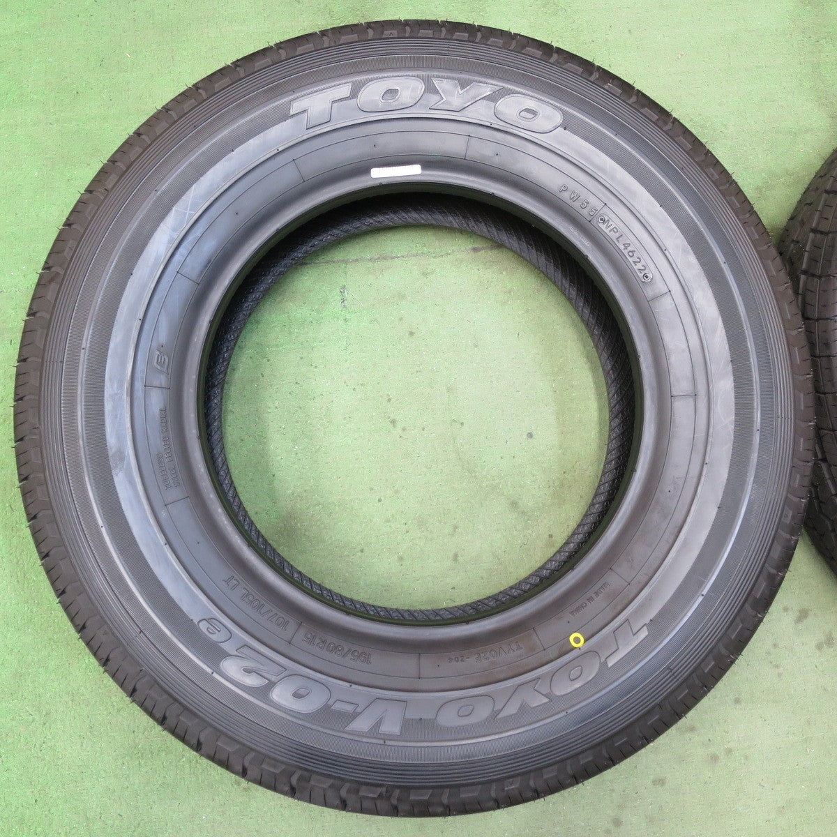 未使用!22年★195/80R15 107/105L トーヨー V-02e タイヤ 15インチ ハイエース キャラバン 等★5091108イノタ