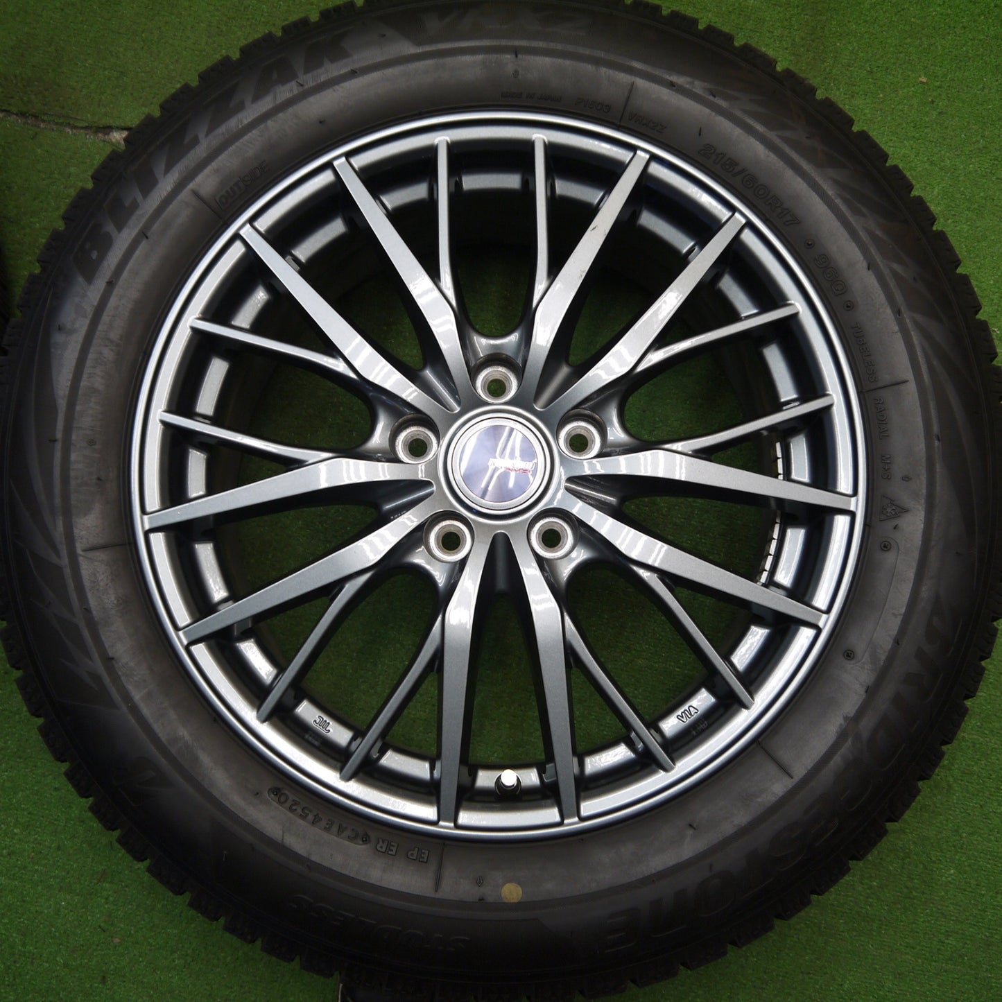 バリ溝!キレイ!9分★スタッドレス 215/60R17 ブリヂストン ブリザック VRX2 ravrion RM01 ラブリオン 17インチ PCD114.3/5H★5042109Hス