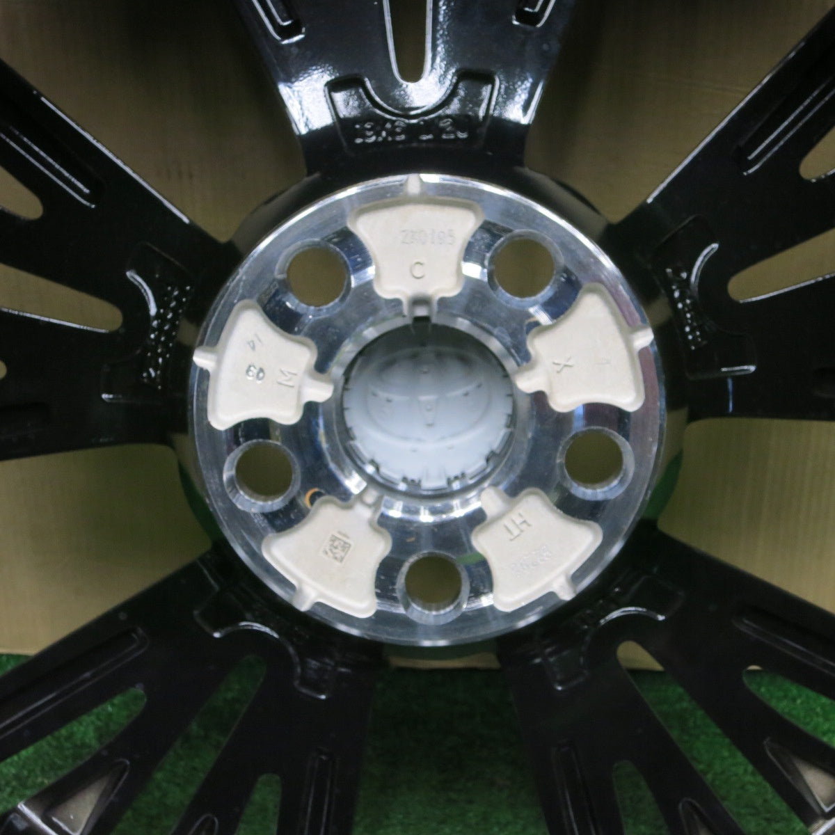 新車外し★トヨタ 60系 プリウス Zグレード 純正 ホイール 19インチ 19×6.5J PCD114.3/5H★6021502NKホ