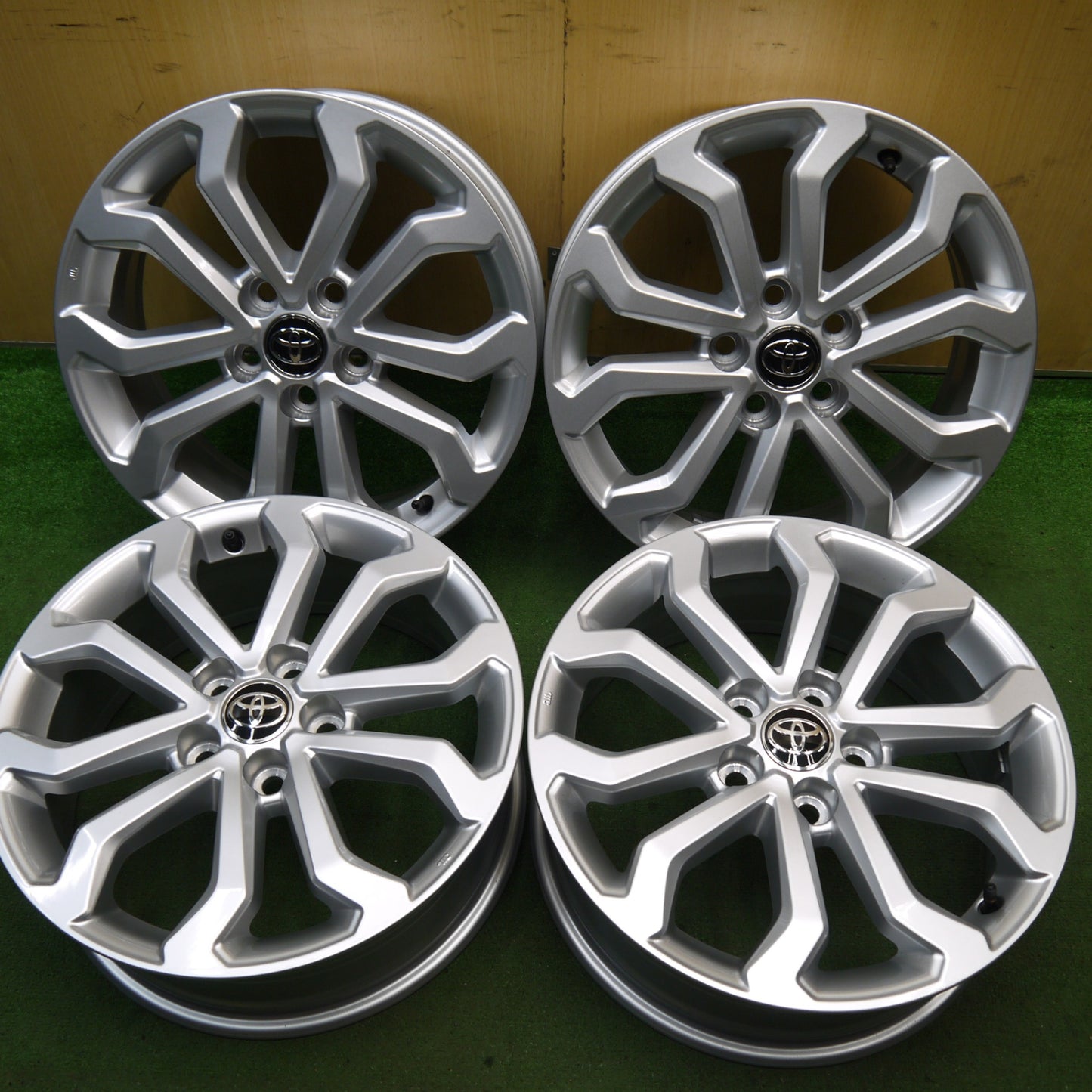 新車外し!付属品付き★トヨタ カローラ クロス Sグレード 純正 ホイール 17インチ 17×6.5J PCD114.3/5H★5063002Hホ