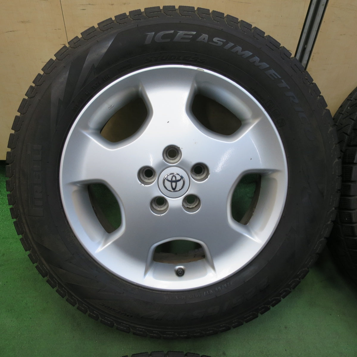 バリ溝!9分★トヨタ クルーガー 純正 225/65R17 スタッドレス ピレリ アイスアシンメトリコ 17インチ PCD114.3/5H★5090304TTス