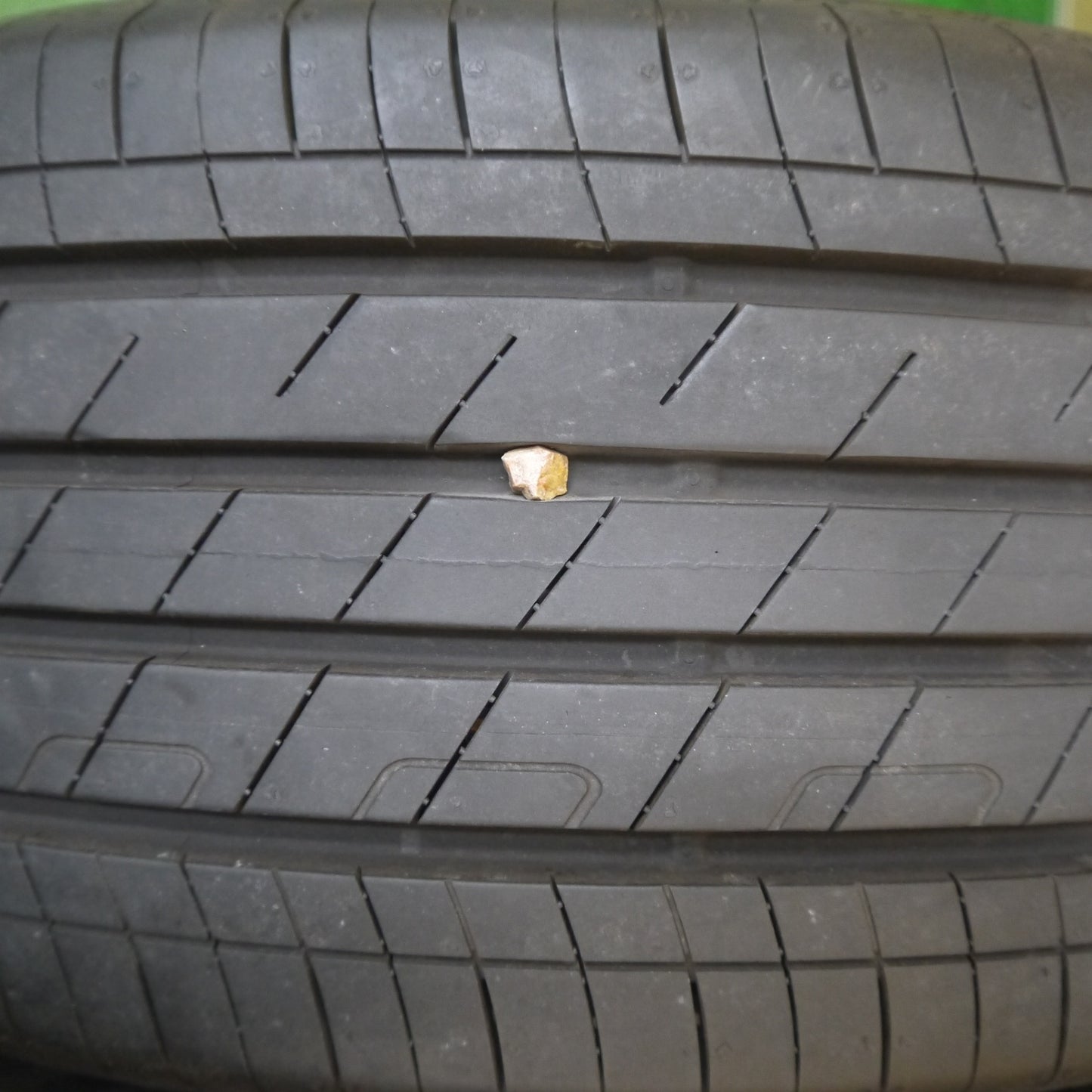 バリ溝!24年!9.5分★215/60R16 グッドイヤー EFFICIENT GRIP PERFORMANCE タイヤ 16インチ クラウン カムリ ヴェゼル WR-V 等★5121907Hノタ