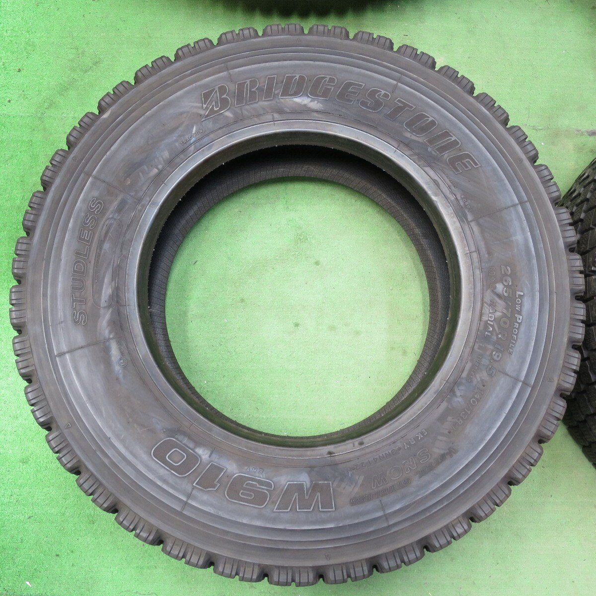 バリ溝!22年!9.5分★トラック タイヤ 265/70R19.5 140/138J スタッドレス ブリヂストン W910 19.5インチ★5021411イスタ