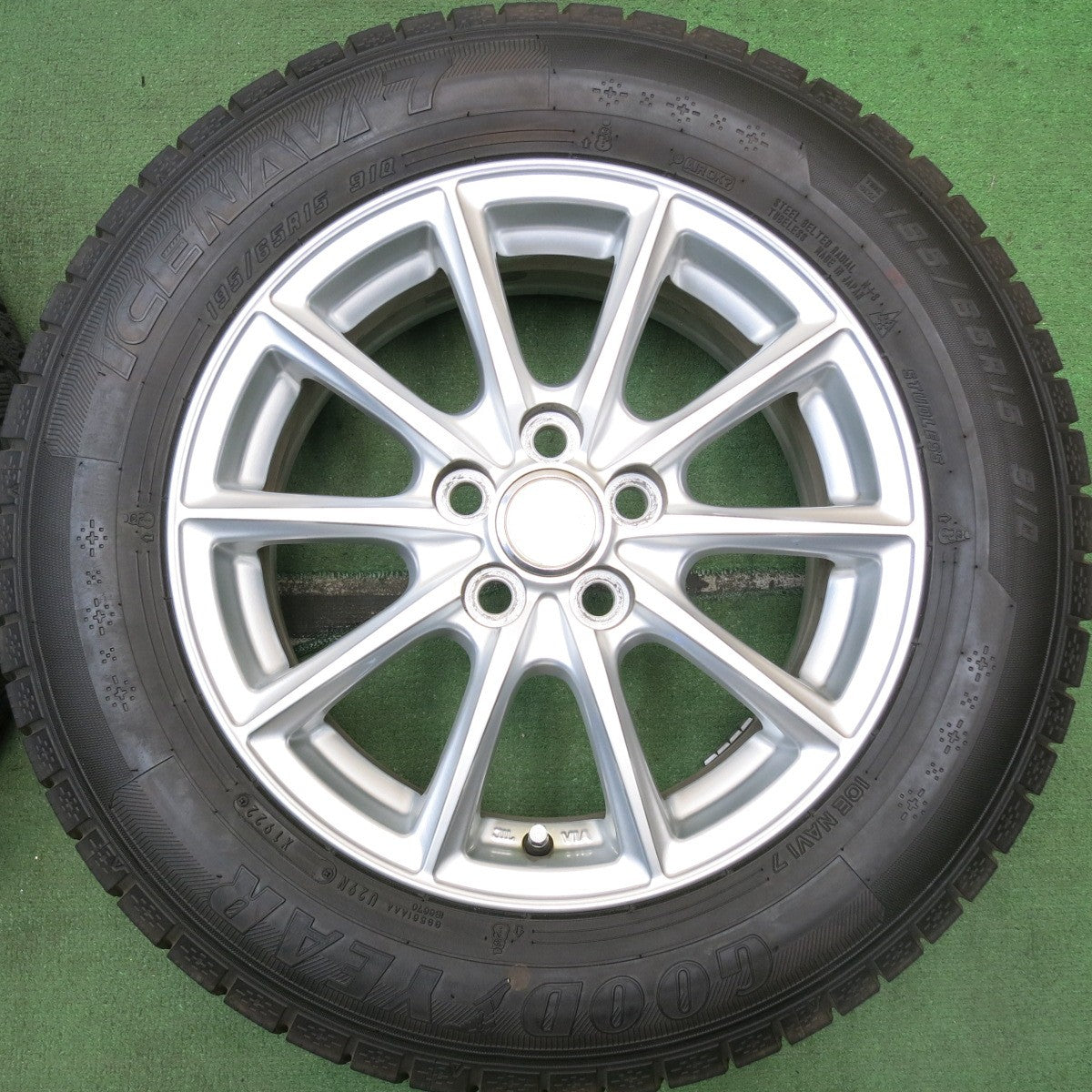 バリ溝!22年!キレイ!9.5分★プリウス 等 195/65R15 スタッドレス グッドイヤー アイスナビ7 ECO FORME エコフォルム 15インチ PCD100/5H★5091103HAス