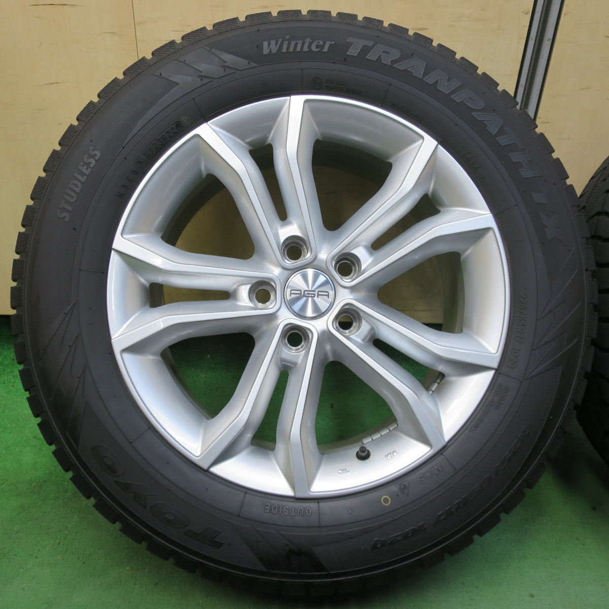 バリ溝!22年!キレイ!9.5分★レクサス NX 等 AGA 225/65R17 スタッドレス トーヨー ウインター トランパス TX 17インチ PCD114.3/5H★5042401イス