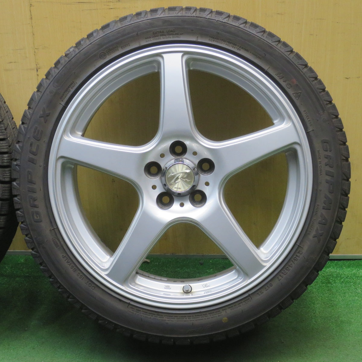 バリ溝!23年!キレイ!9.5分以上★プリウス 等 215/45R17 スタッドレス グリップマックス GRIP ICE X Treffer トレファー 17インチ PCD100/5H★5100201NJス