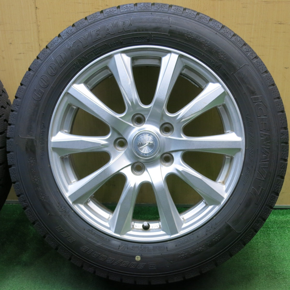 バリ溝!22年!9.5分以上★スタッドレス 205/60R16 グッドイヤー アイスナビ7 JOKER ジョーカー 16インチ PCD114.3/5H★5050702NJス