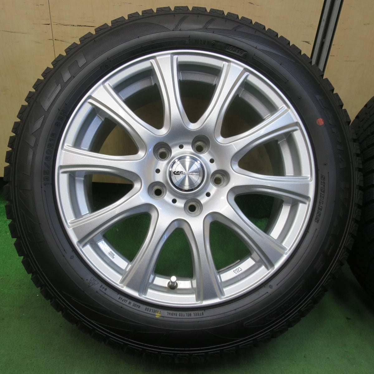超バリ溝!キレイ!9.5分以上★スタッドレス 195/60R16 ファルケン エスピア W-ACE LAUFBAHN ラウフバーン 16インチ PCD114.3/5H★5050804イス