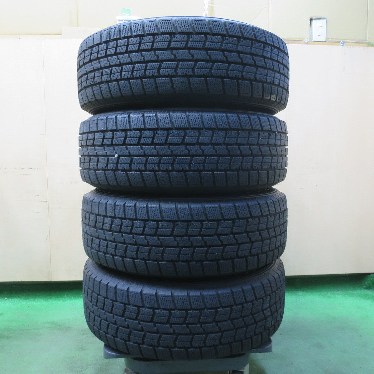 バリ溝!22年!キレイ!9.5分以上★プリウス 等 195/65R15 スタッドレス グッドイヤー アイスナビ7 ravrion RS01 ラブリオン 15インチ PCD100/5H★5111401イス