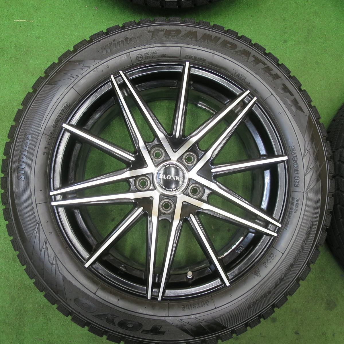 バリ溝!23年!キレイ!9.5分★スタッドレス 215/60R17 トーヨー ウインター トランパス TX BLONKS ブロンクス 17インチ PCD114.3/5H★5091001TTス